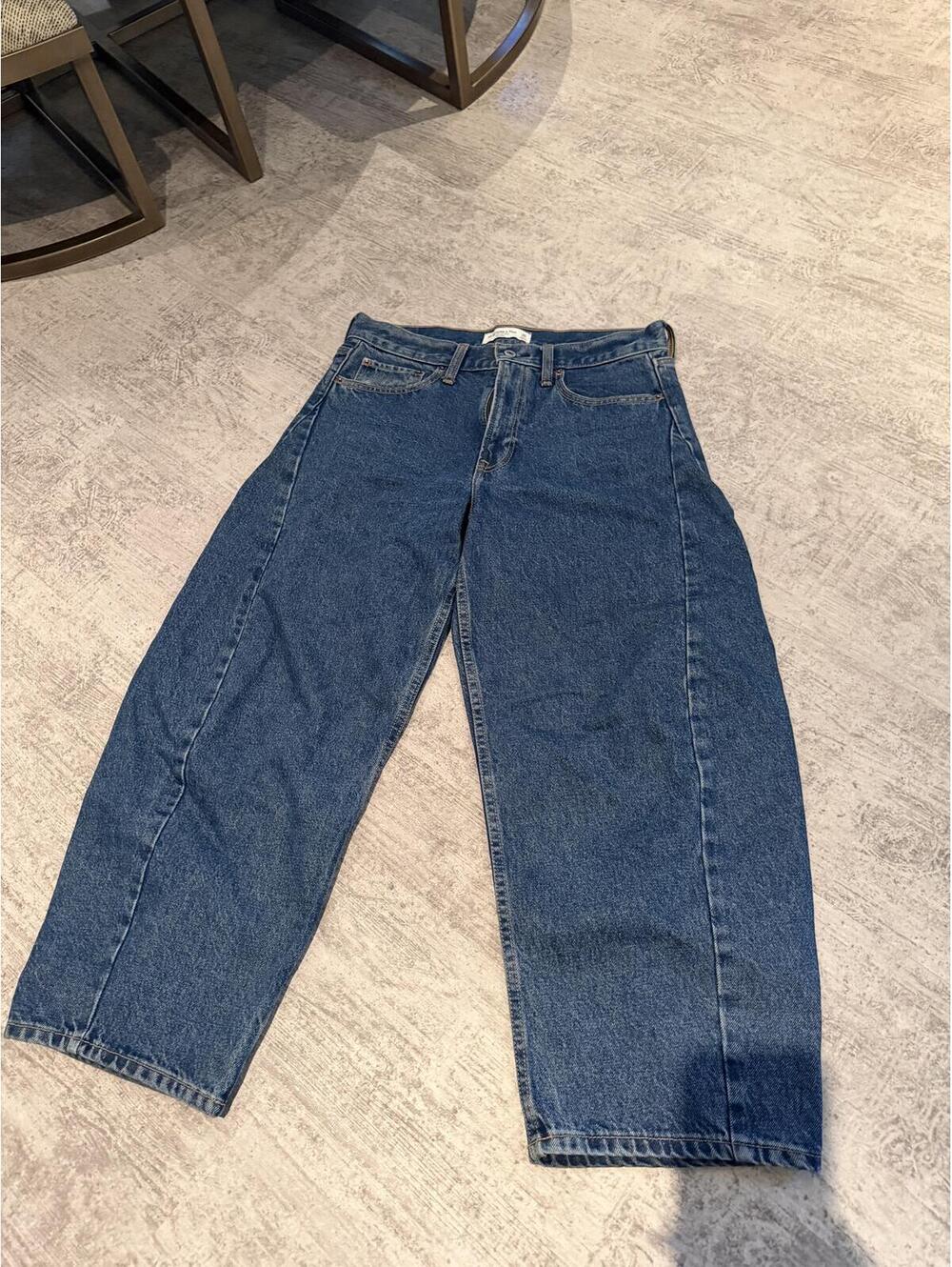 NWOT Abercrombie Mid Rise Medium Wash Barrel Jean 28 short size 6 - Picture 2 of 5